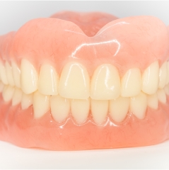 Set of custom dentures